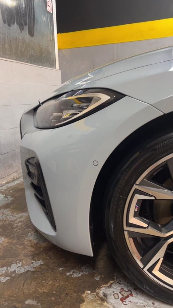 BMW gris en la zona de lavado de MT